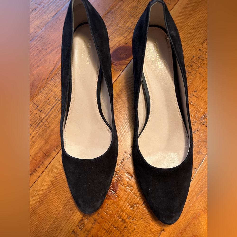 LIKE NEW Women’s  COLE HAAN Black Suede pumps.  Size 10B.